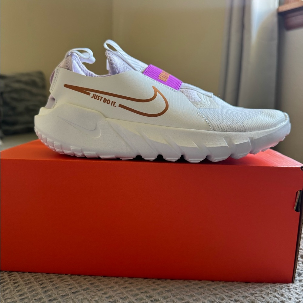 Nike Flex Runner 2 in White and Metallic Copper